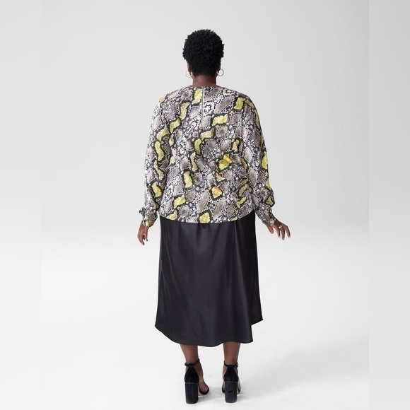 NWOT Universal Standard Michaela Pleated Top in Python Size Medium - Picture 3 of 13